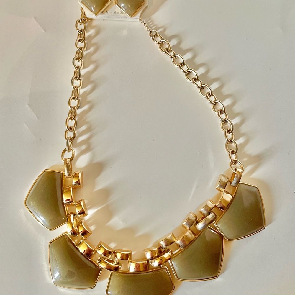 NEW Set Elegant Gold and Taupe Necklace with matching earrings